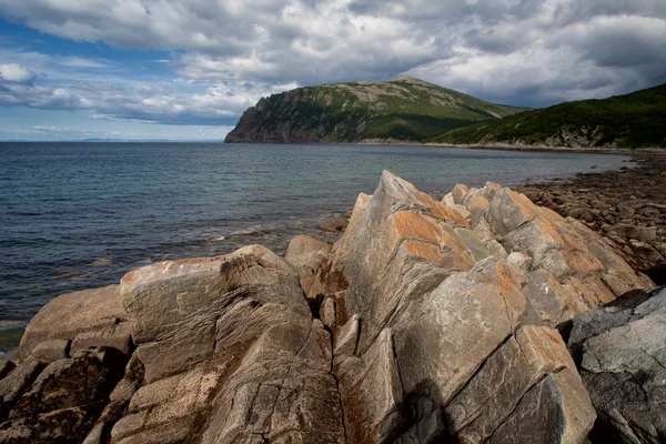 Die scharfen und kantigen Felsen am Ufer der Bucht. — Stockfoto