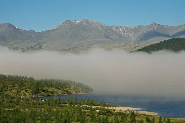 Облако тумана над горным озером . — стоковое фото
