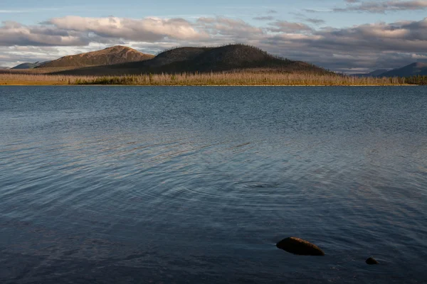 Pedra na água, e do outro lado do lago . — Fotografia de Stock