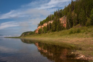 Nehir banka su yansıması ile.
