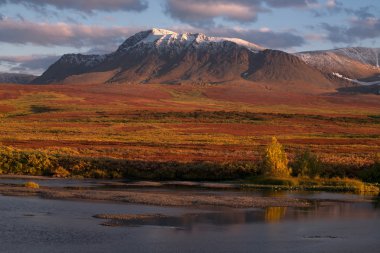 Nehrin karşısındaki sonbahar dağlar.