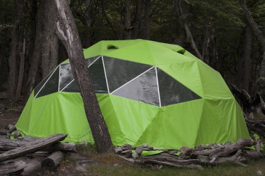 Orman kampında büyük yeşil çadır.