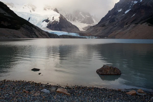 Górskie jezioro na tle lodowca. — Zdjęcie stockowe