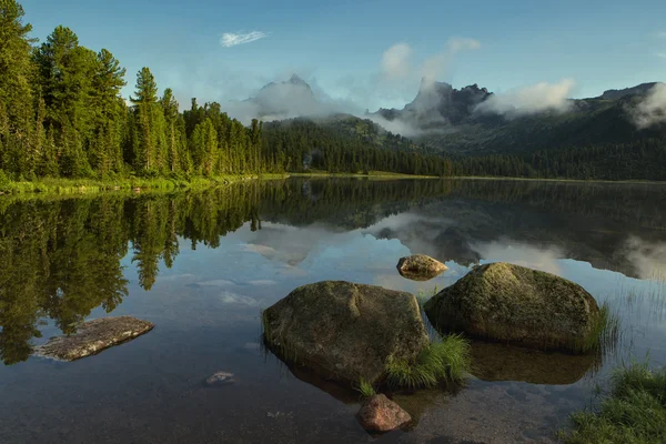 Mountain Lake with rocks in the foreground. — Stock Photo, Image