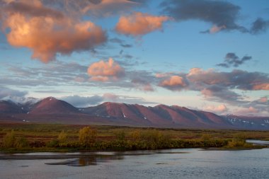 Gündoğumu Nehri, kırmızı bulutlar.