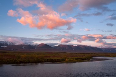 Gündoğumu Nehri, kırmızı bulutlar.