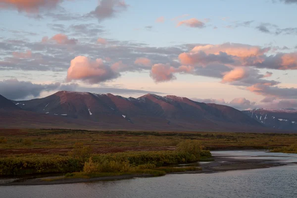 Nuvole rosse all'alba sul fiume . — Foto Stock