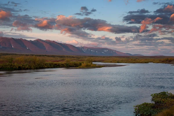 Nuvole rosse all'alba sul fiume . — Foto Stock