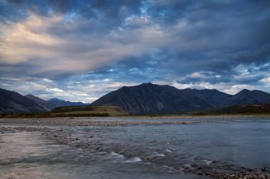 Geniş ve yumuşak dağ nehir rapids ile.