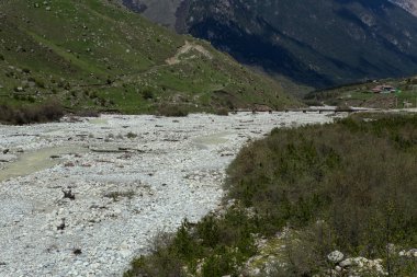 Dağ nehir ve arka planda Köprüsü.