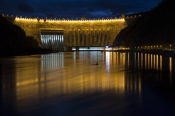 Dam elektriciteitscentrale in het nachtlicht. — Stockfoto