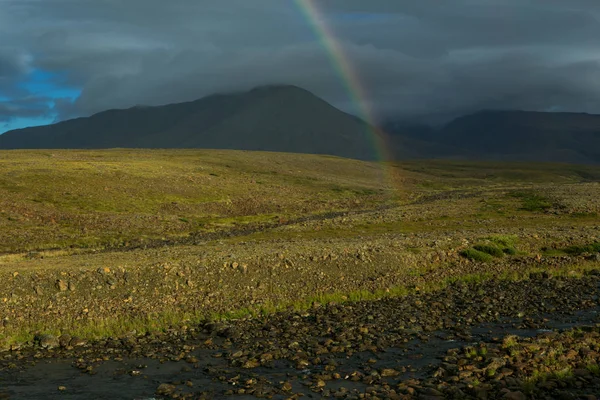 Arcobaleno sopra la tundra di montagna . — Foto Stock