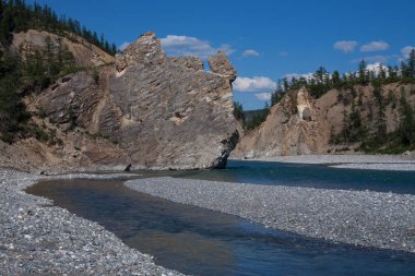 Dağ yamacı görünümünden nehre yeşil su ile.
