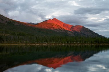 Dağ günbatımı kırmızı ışıkta.