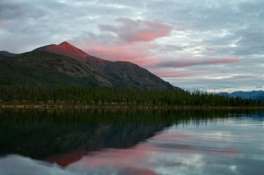 Dağ günbatımı kırmızı ışıkta.