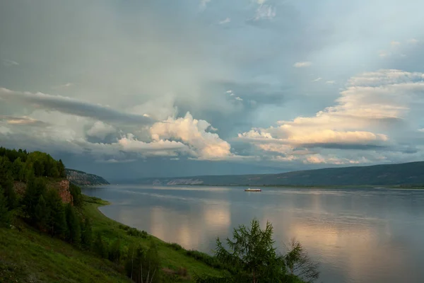 Büyük bir nehrin üzerinde güzel bulutlar.