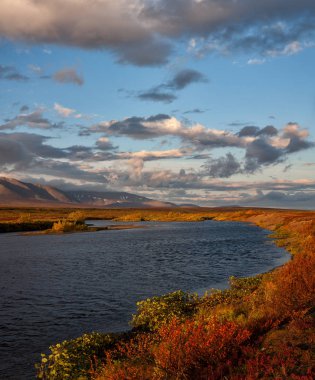 Güz Nehri üzerindeki sabah.