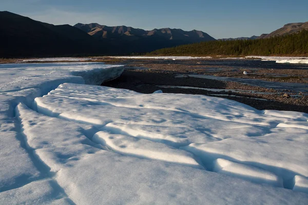 A folyó völgyében, jég maradványai. — Stock Fotó