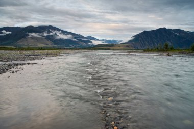 Geniş ve yumuşak dağ nehir rapids ile.