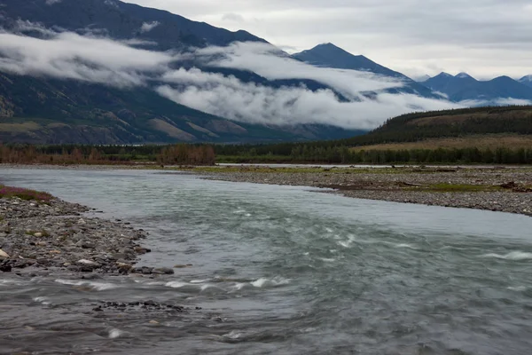 Geniş ve yumuşak dağ nehir rapids ile.
