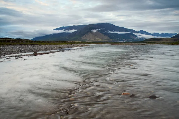 Río de montaña ancho y suave con rápidos . — Foto de Stock