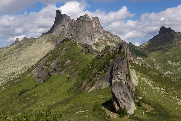 Sivri granit ridge Dağları.