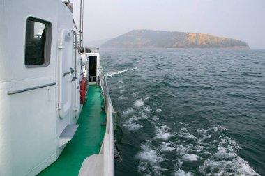 Teknenin gemide adayı terk.