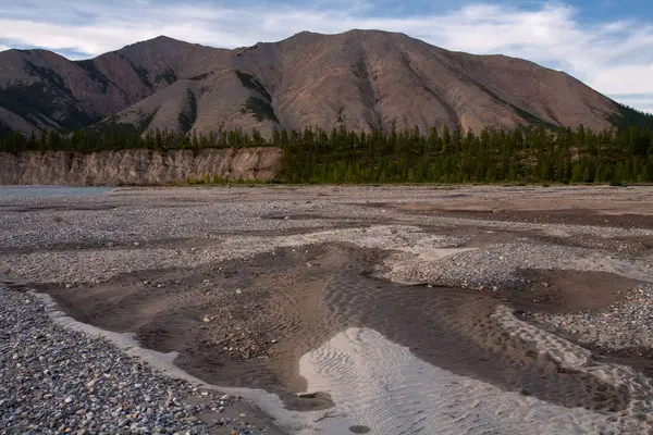 Amplio campo de grava en el lecho del río . — Foto de Stock