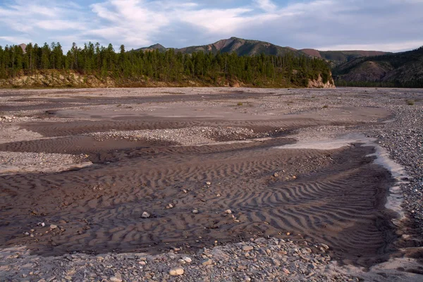 Uitgebreide grind veld in de rivierbedding. Rivier Omulevka. — Stockfoto