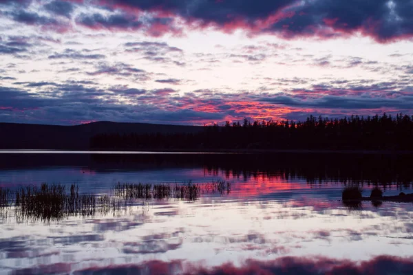 Los colores rojos de la puesta de sol que se reflejan en el lago . — Foto de Stock
