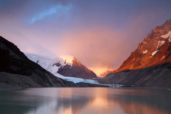 Les rayons de l'aube sur le lac de montagne . — Photo