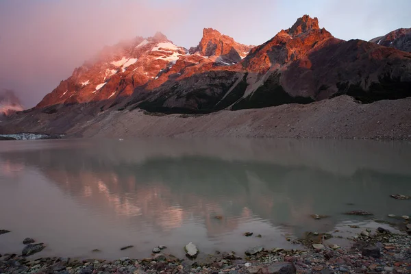 Os raios do amanhecer sobre o lago da montanha . — Fotografia de Stock