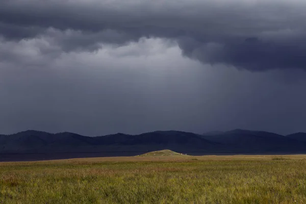 Rain front extending over the steppe. — Stock Photo, Image