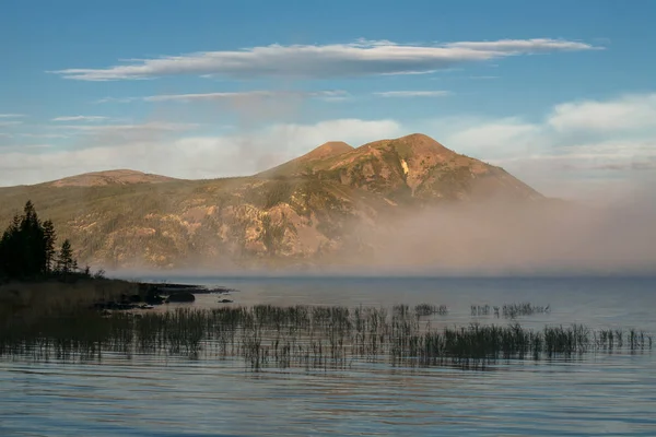 Ranní mlha nad horské jezero. — Stock fotografie
