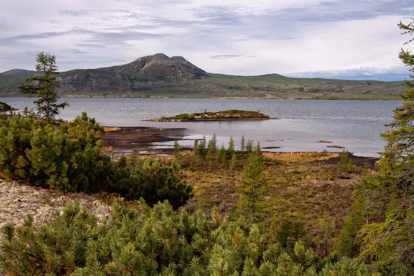 Vista desde la orilla del lago con una isla . — Foto de Stock