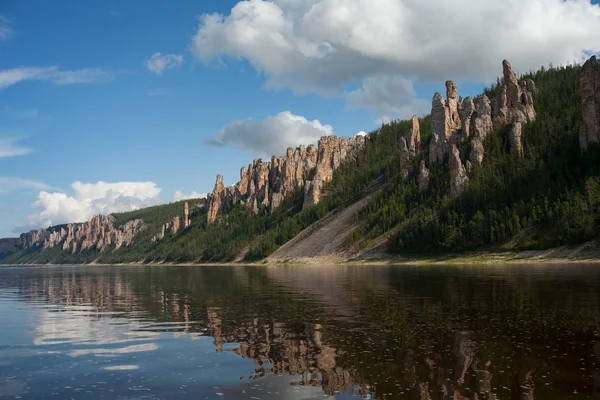 Rocky nehir kıyısında sütunlar ile.
