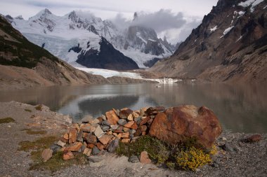Yüksek dağlarda göl.