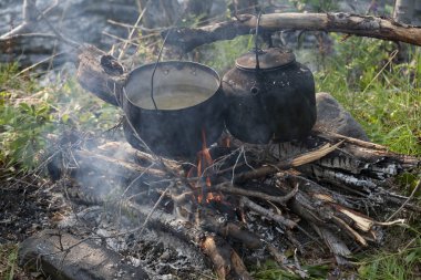 Pan ve ateş üzerinde su ısıtıcısı.