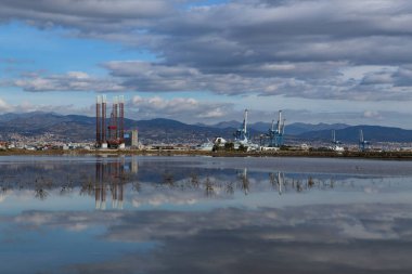 Deniz üstünde belgili tanımlık rıhtım sondaj.