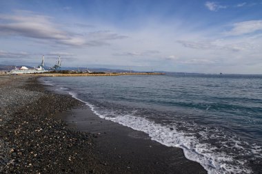 Uzak kıyı ve liman tesisleri.