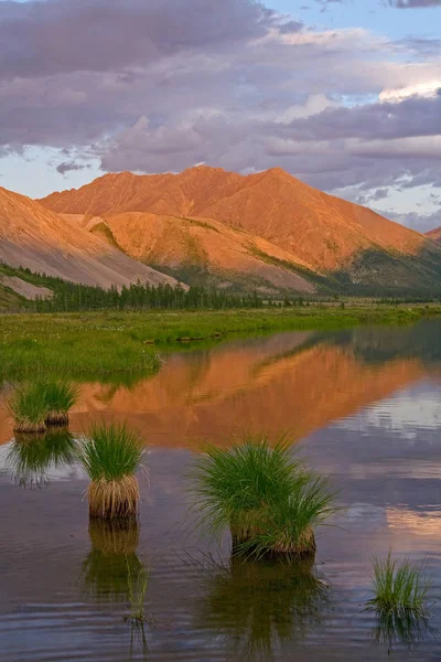 Hory v západu slunce světlo a odlesky v jezeře. — Stock fotografie