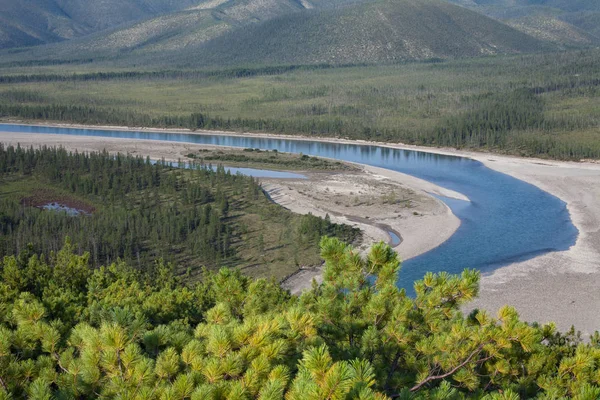Dağlarda güzel nehrin Üstten Görünüm.