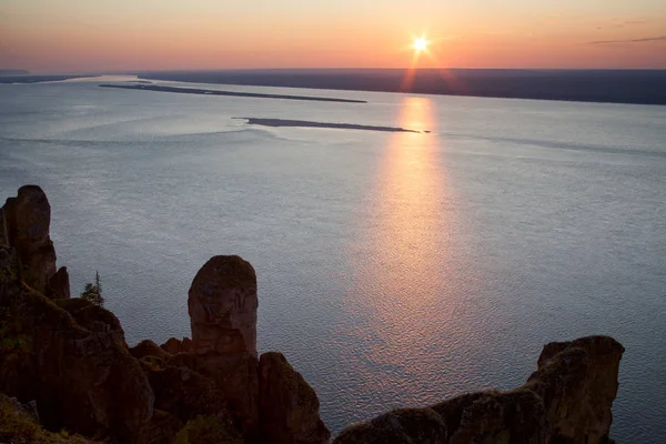 Yüksek kayalık sahil ile büyük nehir manzarası.