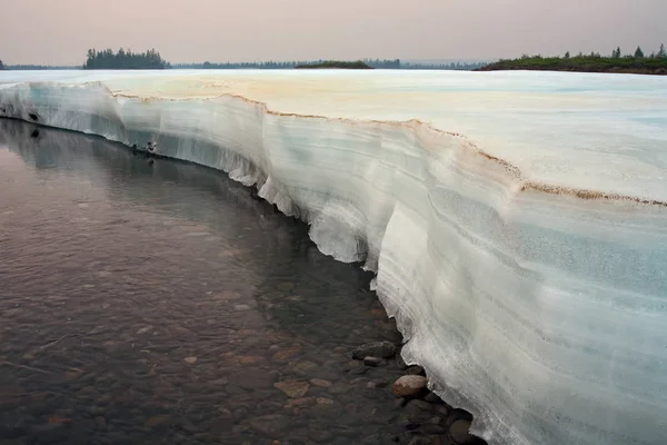 Slice the formation of ice on the river. — Stock Photo, Image