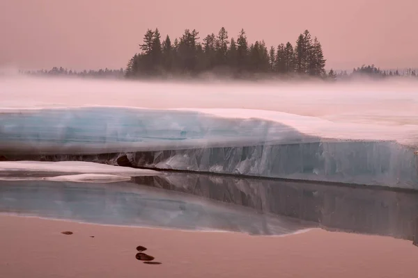 Slice the formation of ice on the river. — Stock Photo, Image