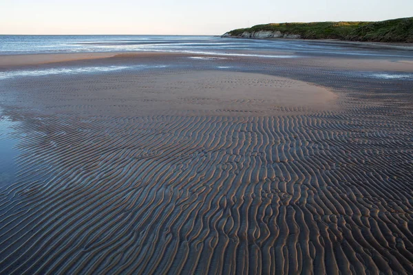 Onda ondulações em um banco de areia do rio . — Fotografia de Stock