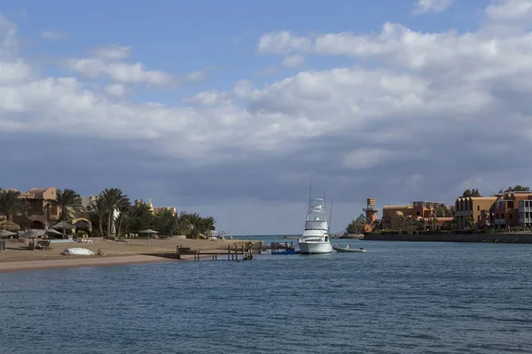 Морской залив с яхтами на курорте . — стоковое фото
