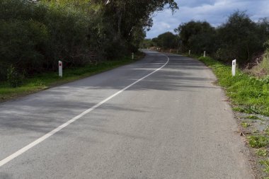 Asfalt yol işaretleri turn'de ile.