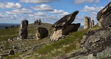 Müstakil Granit kayalar kürsü üzerinde olağandışı şeklinin. 