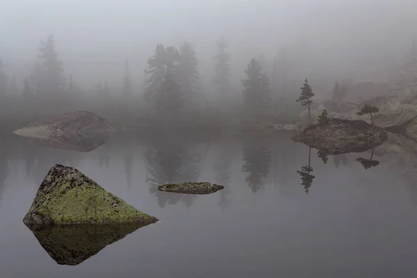 Lago de montaña en la niebla. — Foto de Stock